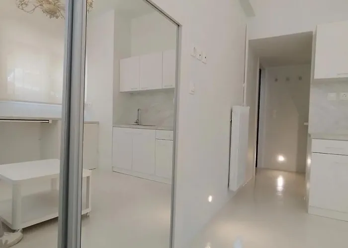 Stylish Small Apartment In Pagkrati Close To Metro